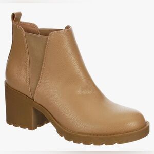 Xappeal Laura Women's Chelsea Boots. Lug outsole, round toe. Beige. 8.5-9. New